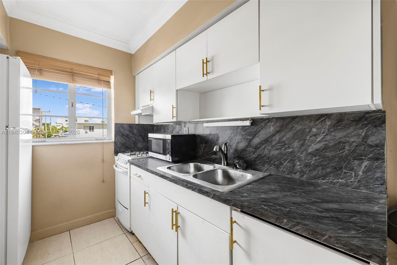 8320 Crespi Blvd # 12