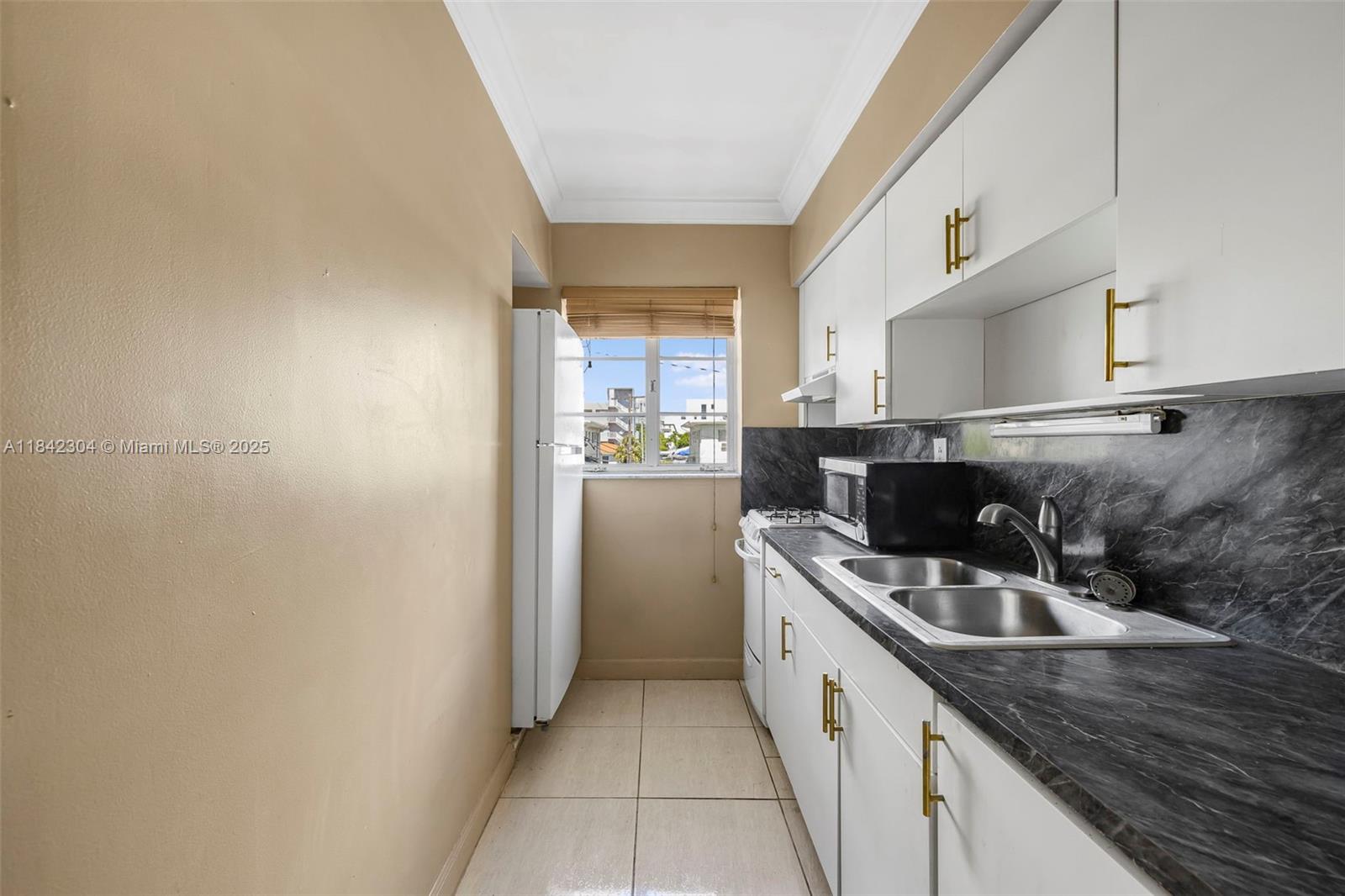 8320 Crespi Blvd # 12