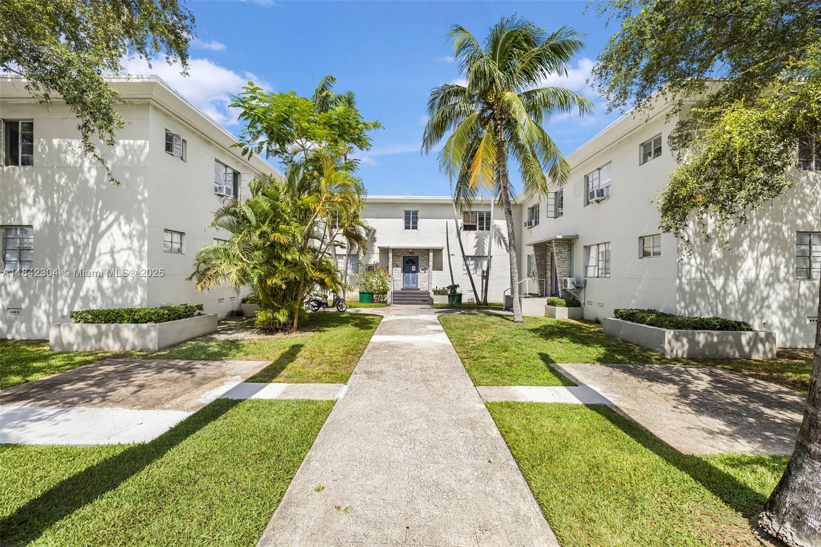 8320 Crespi Blvd # 12