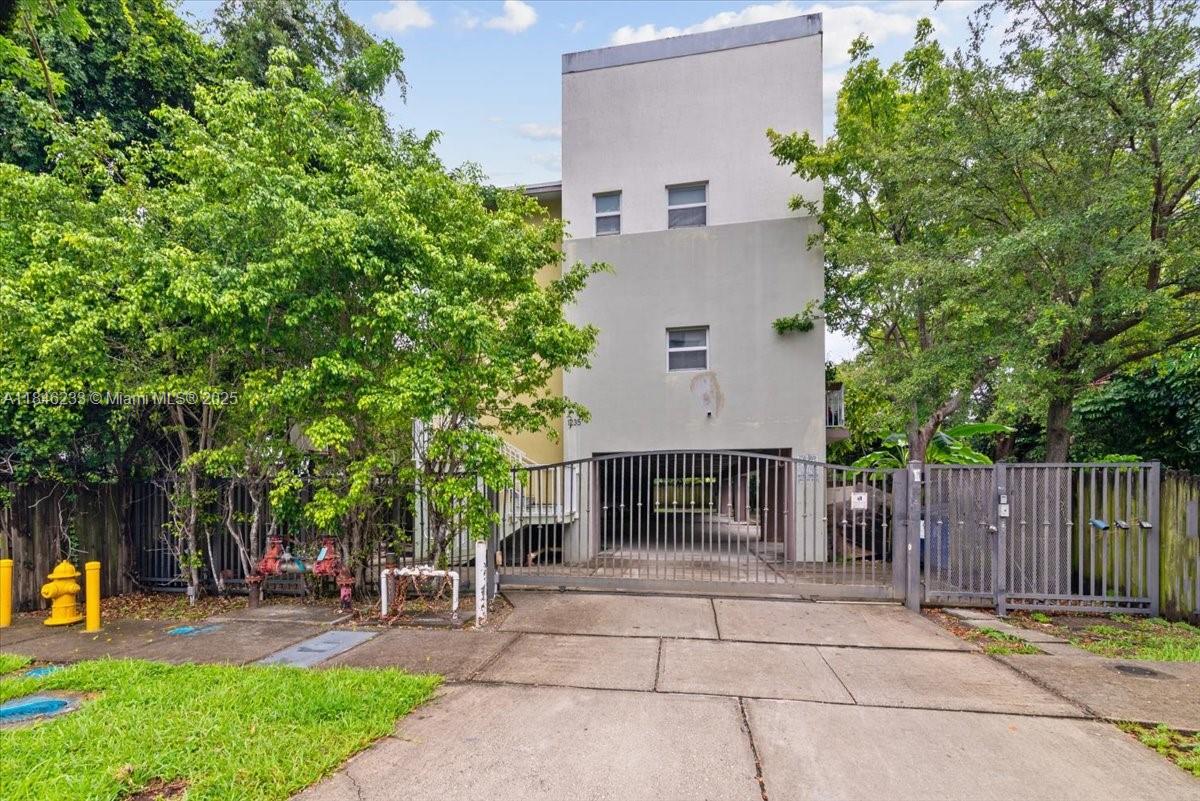 1235 NW 9th Ave # 6