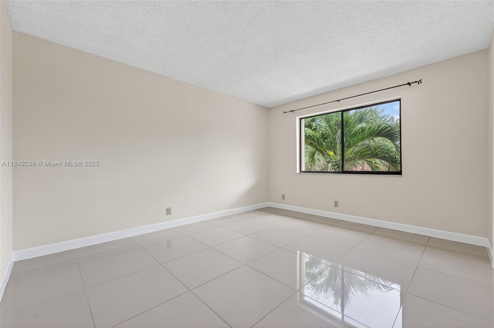 16210 Laurel Dr # 203
