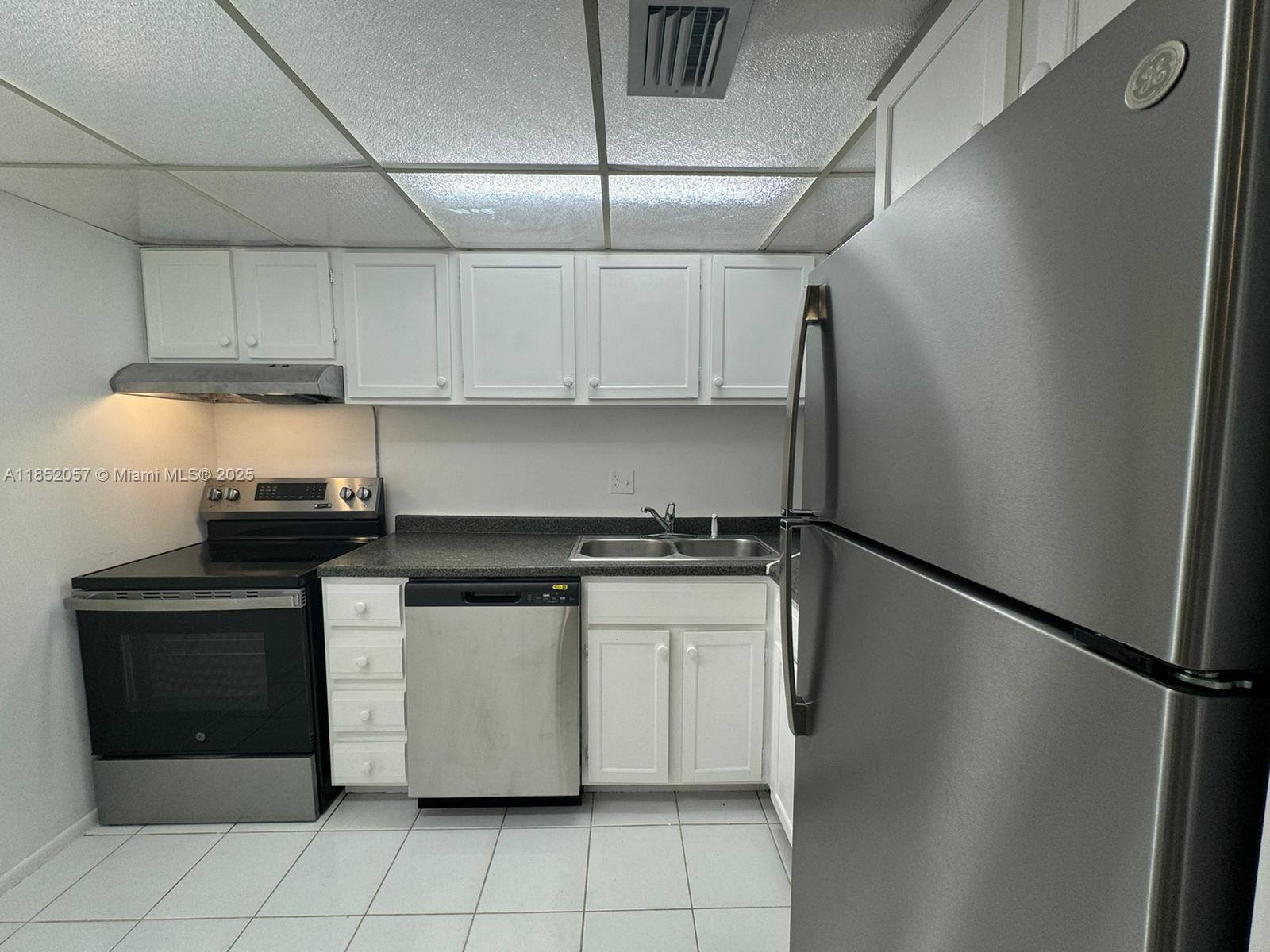 3660 Inverrary Dr # 1R