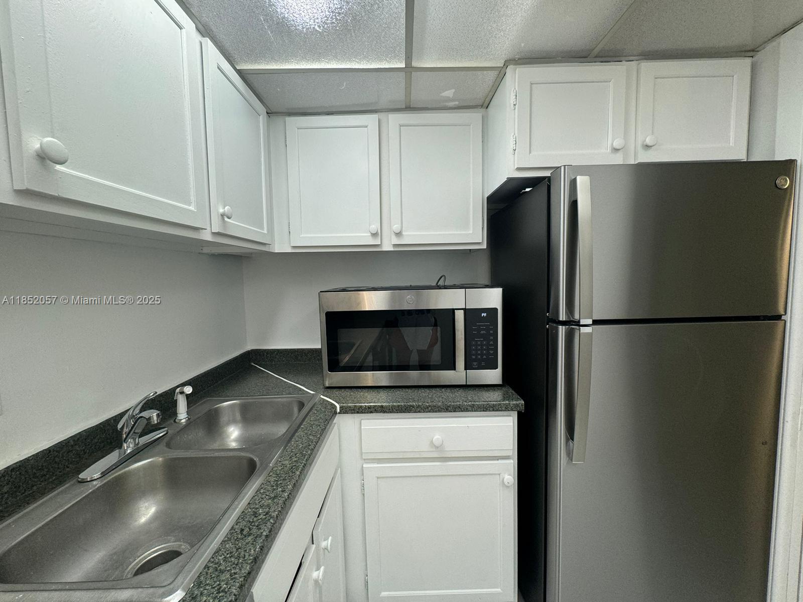 3660 Inverrary Dr # 1R