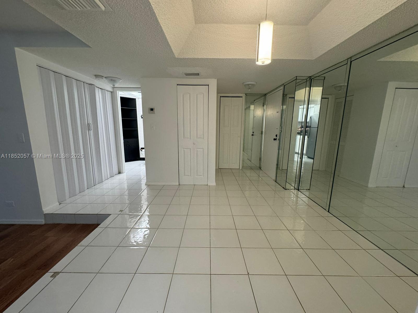 3660 Inverrary Dr # 1R