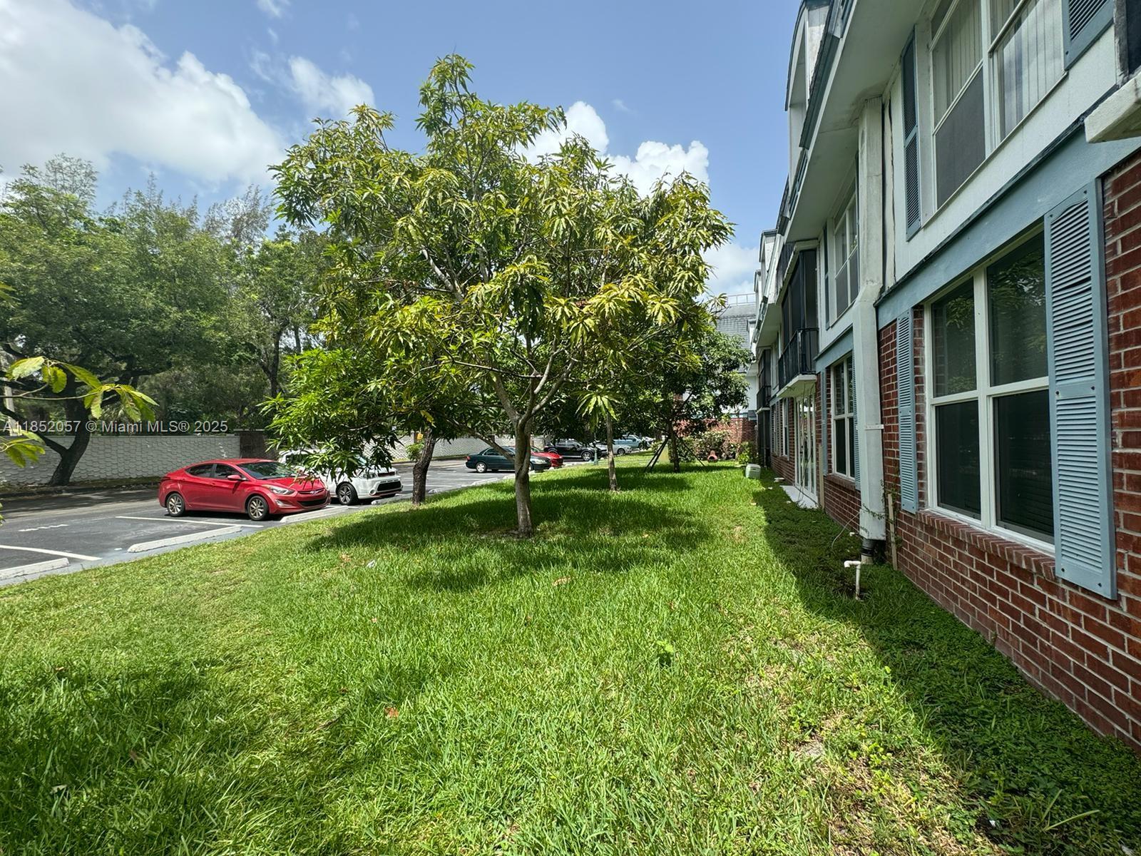 3660 Inverrary Dr # 1R