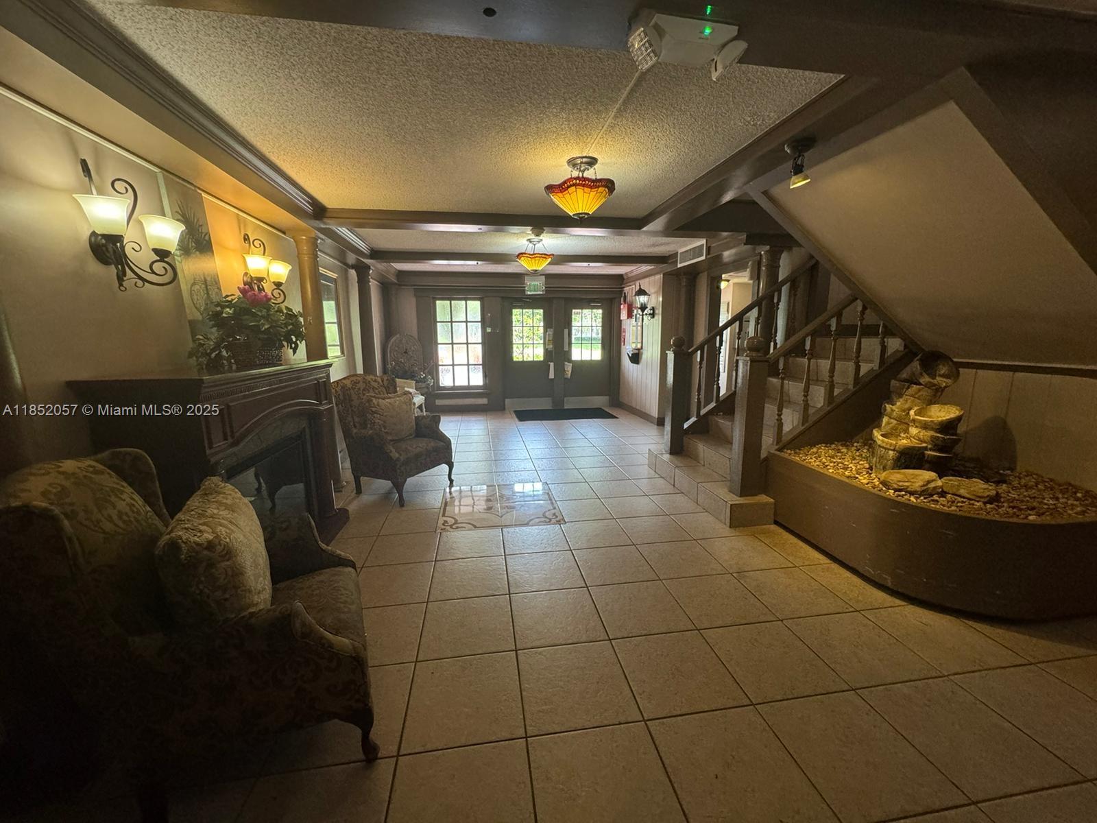 3660 Inverrary Dr # 1R