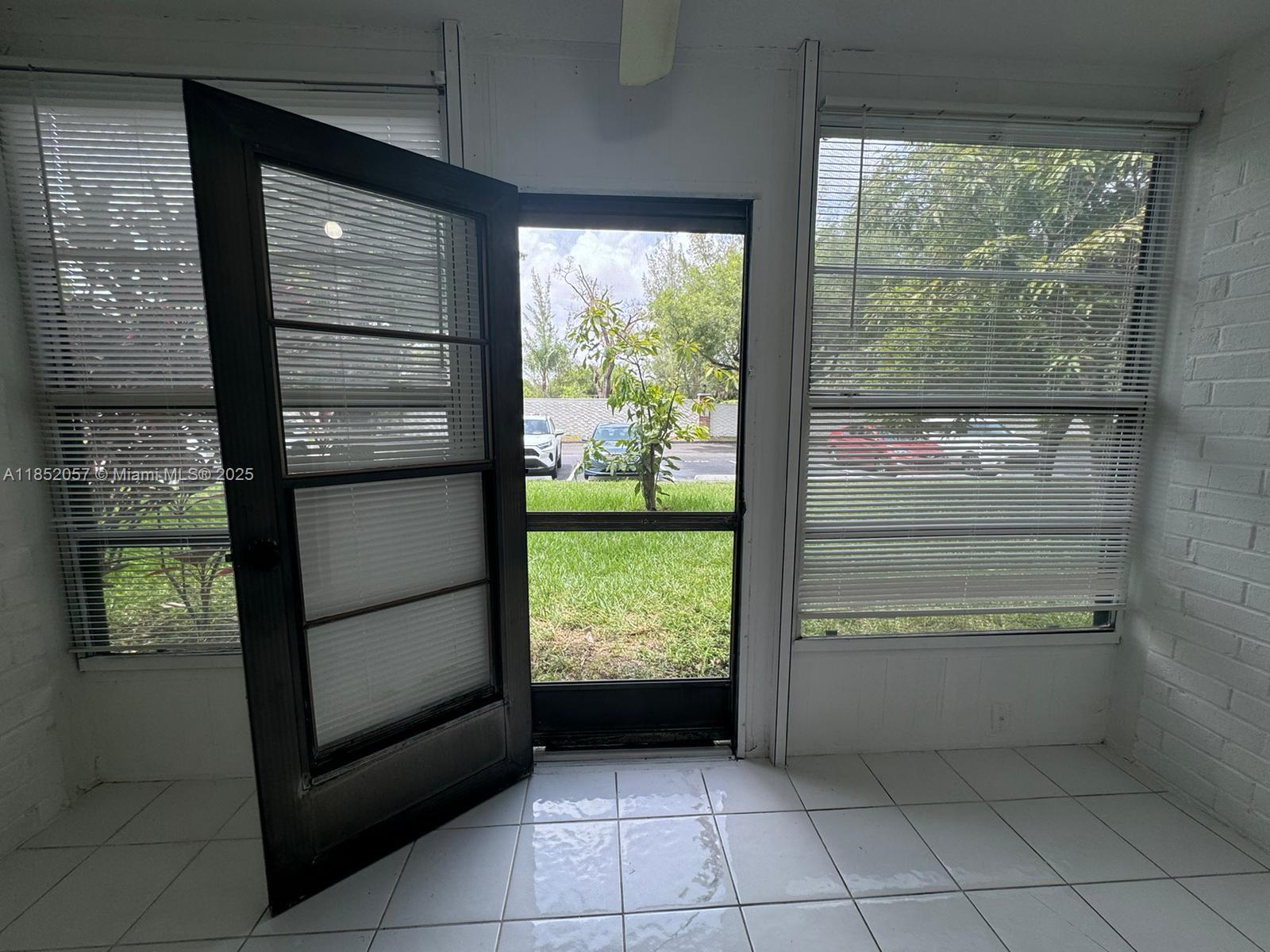 3660 Inverrary Dr # 1R