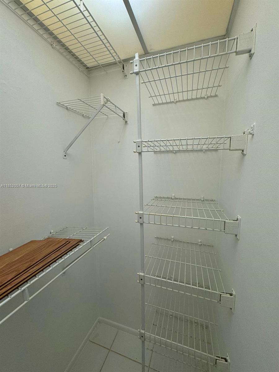 3660 Inverrary Dr # 1R