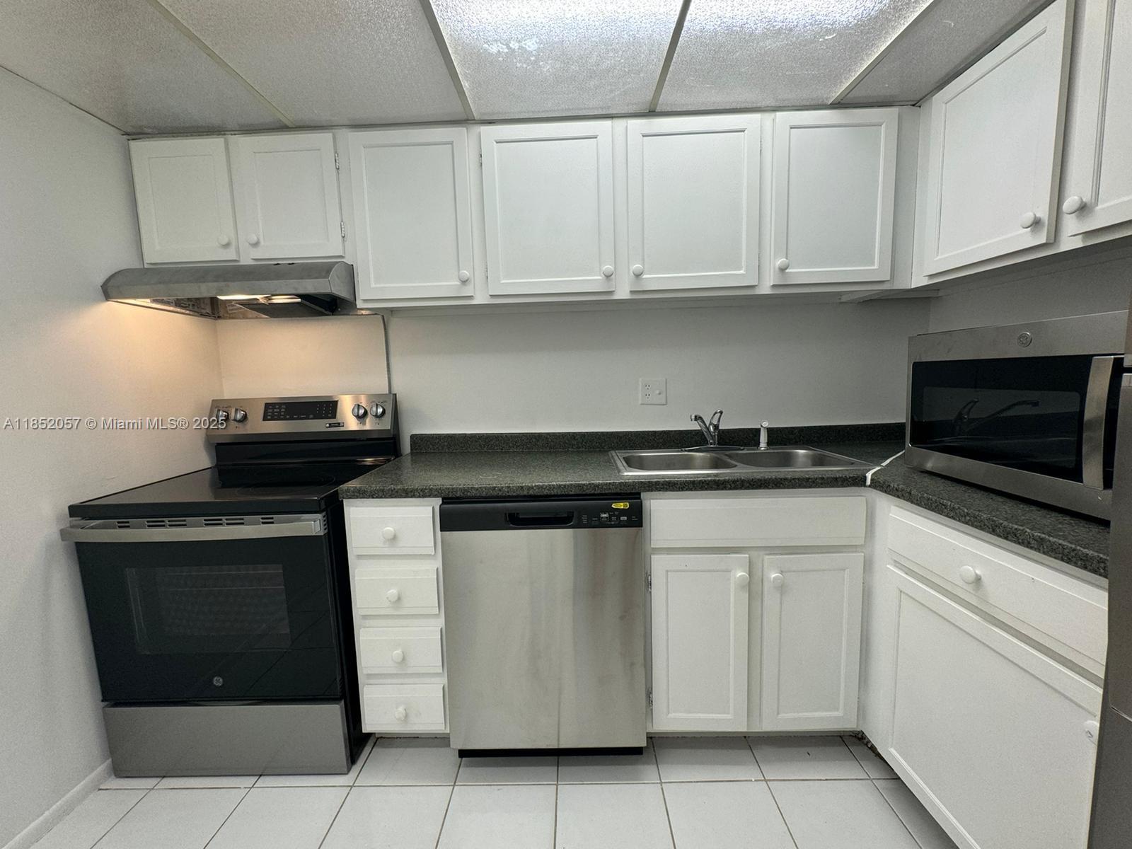 3660 Inverrary Dr # 1R