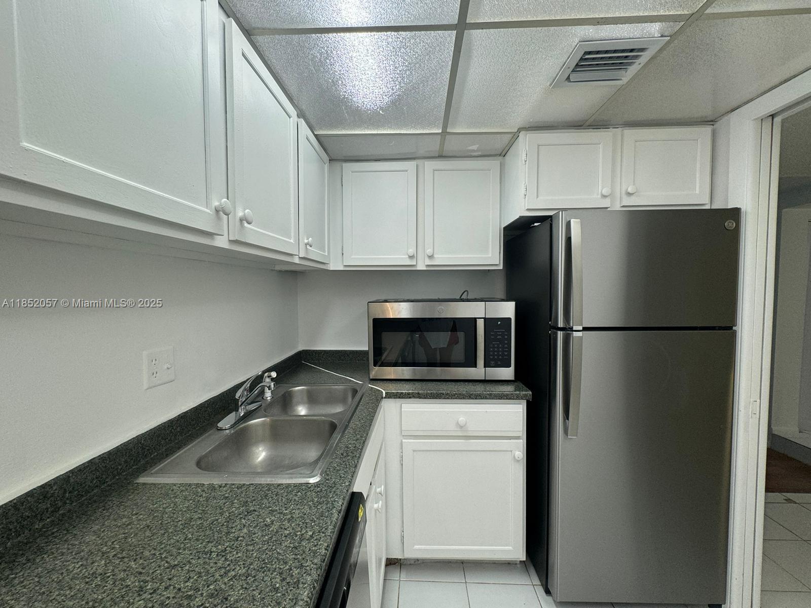 3660 Inverrary Dr # 1R