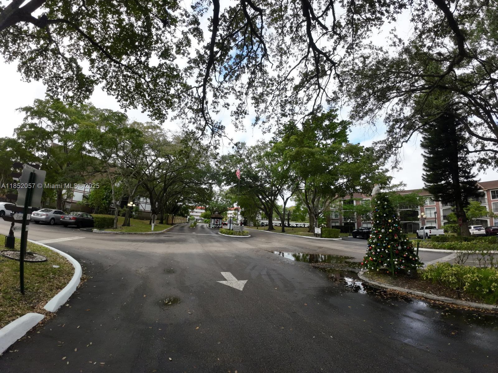 3660 Inverrary Dr # 1R