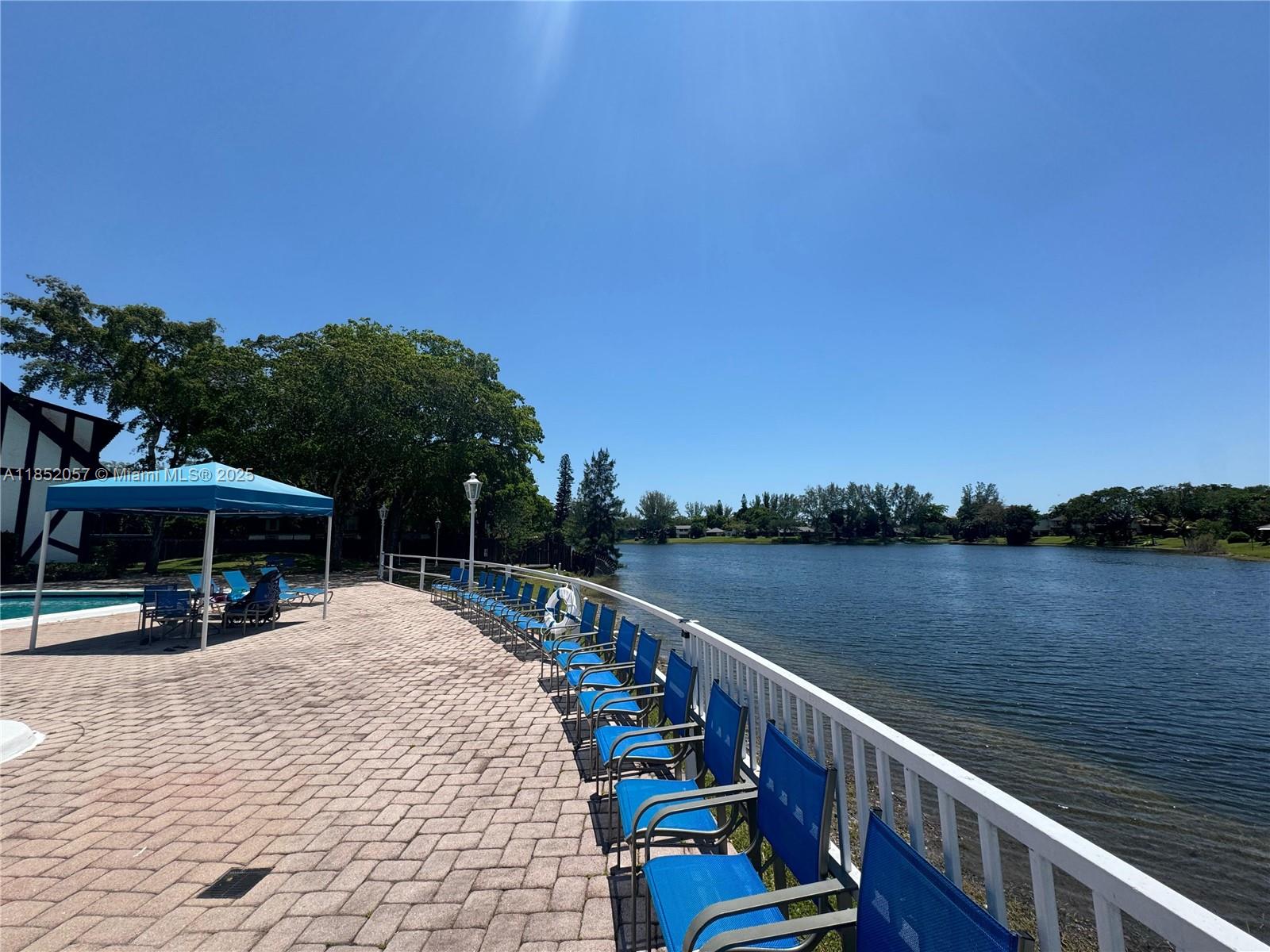 3660 Inverrary Dr # 1R