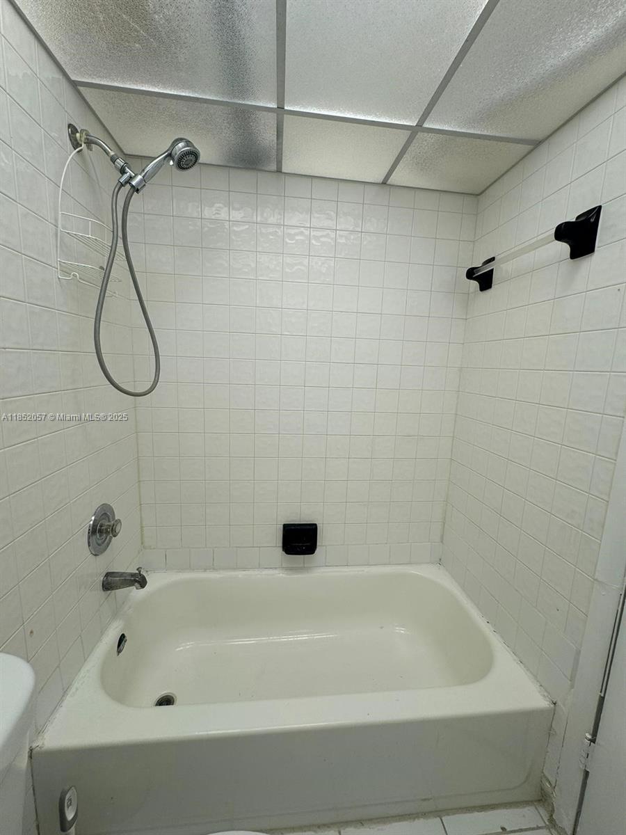 3660 Inverrary Dr # 1R