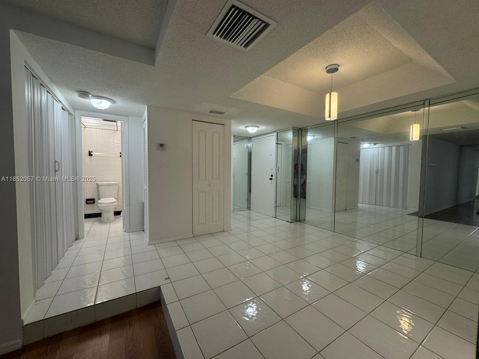 3660 Inverrary Dr # 1R