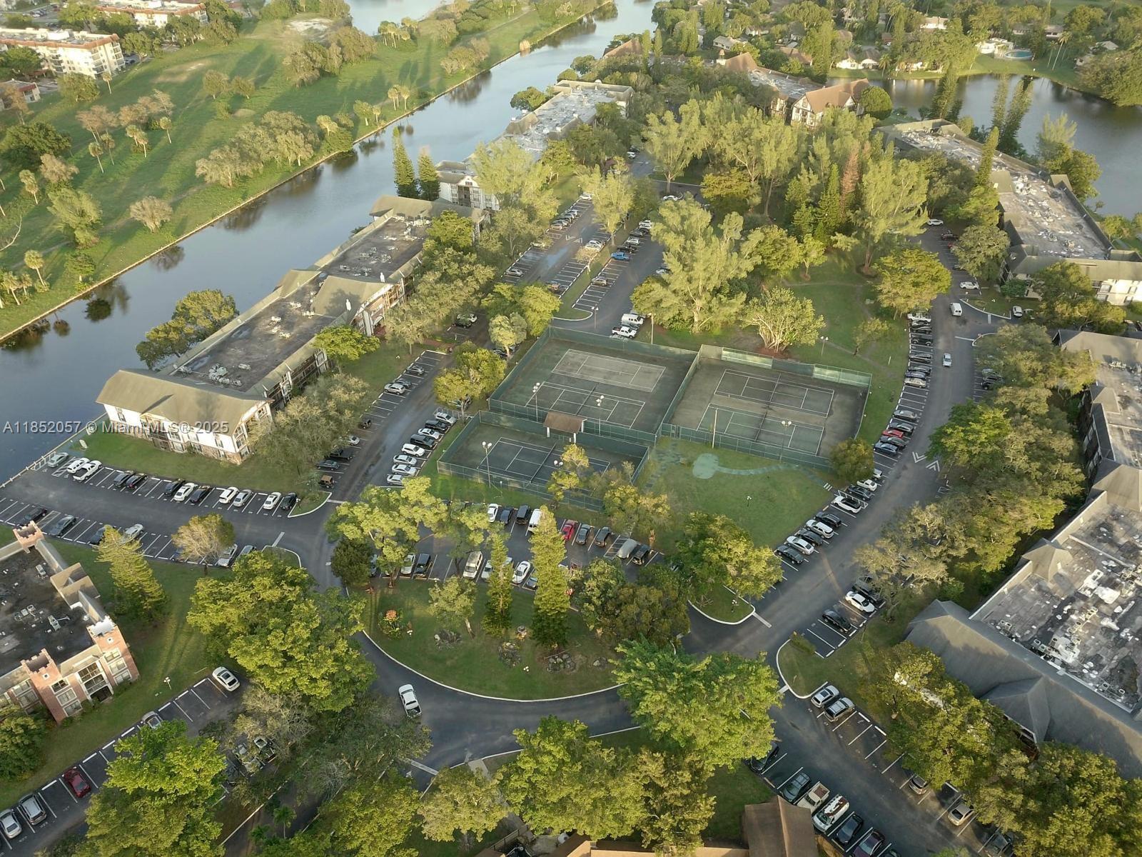 3660 Inverrary Dr # 1R