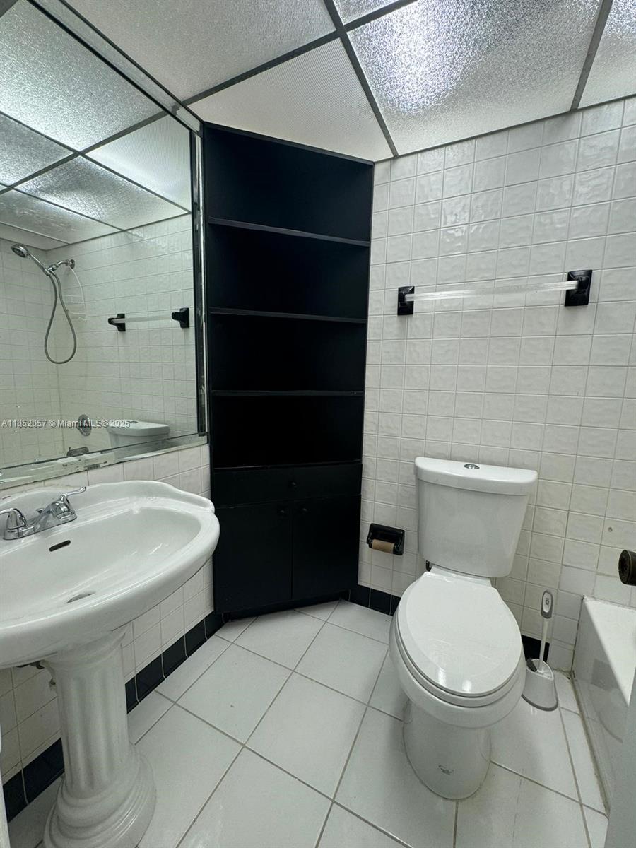 3660 Inverrary Dr # 1R