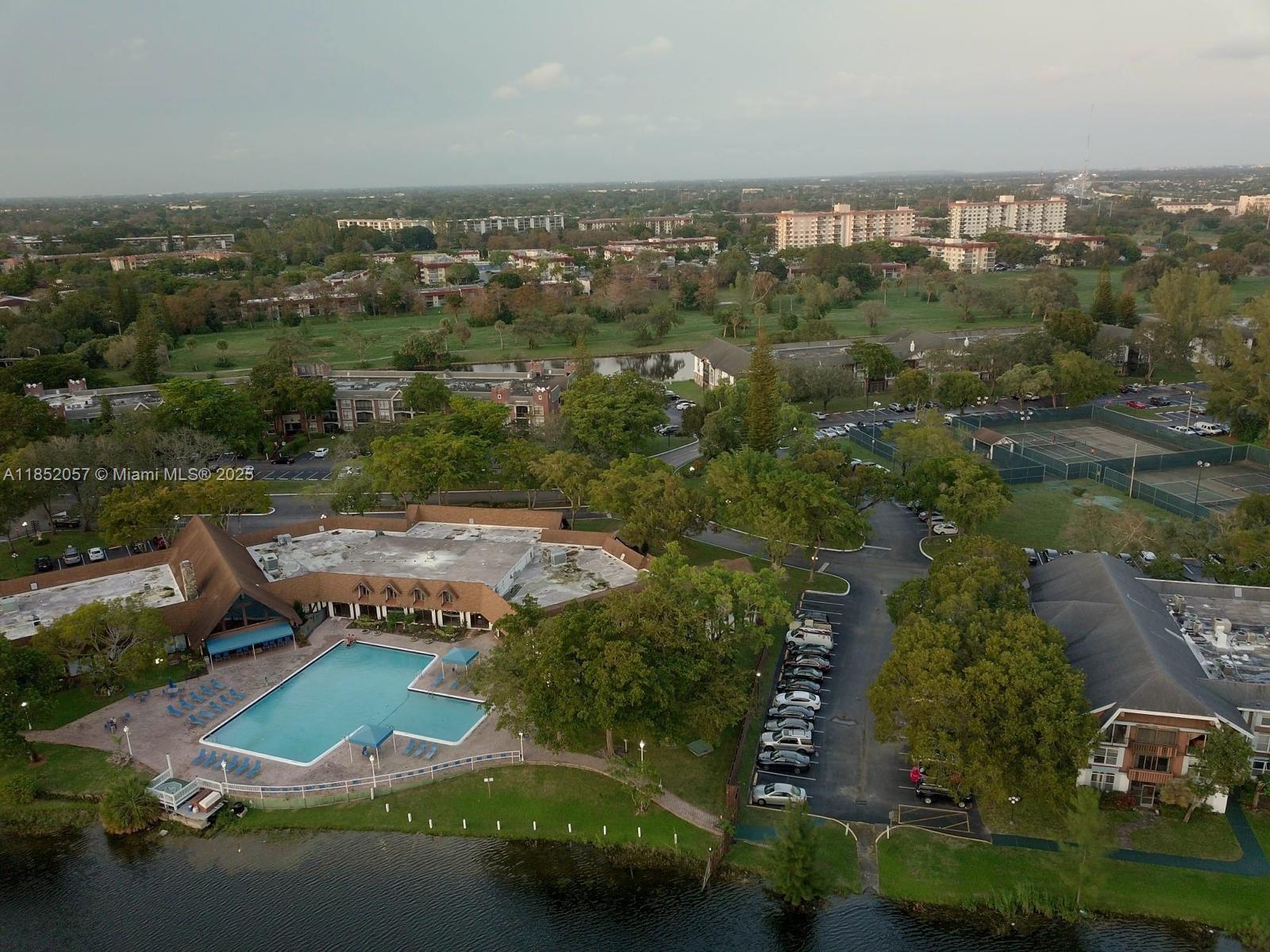 3660 Inverrary Dr # 1R