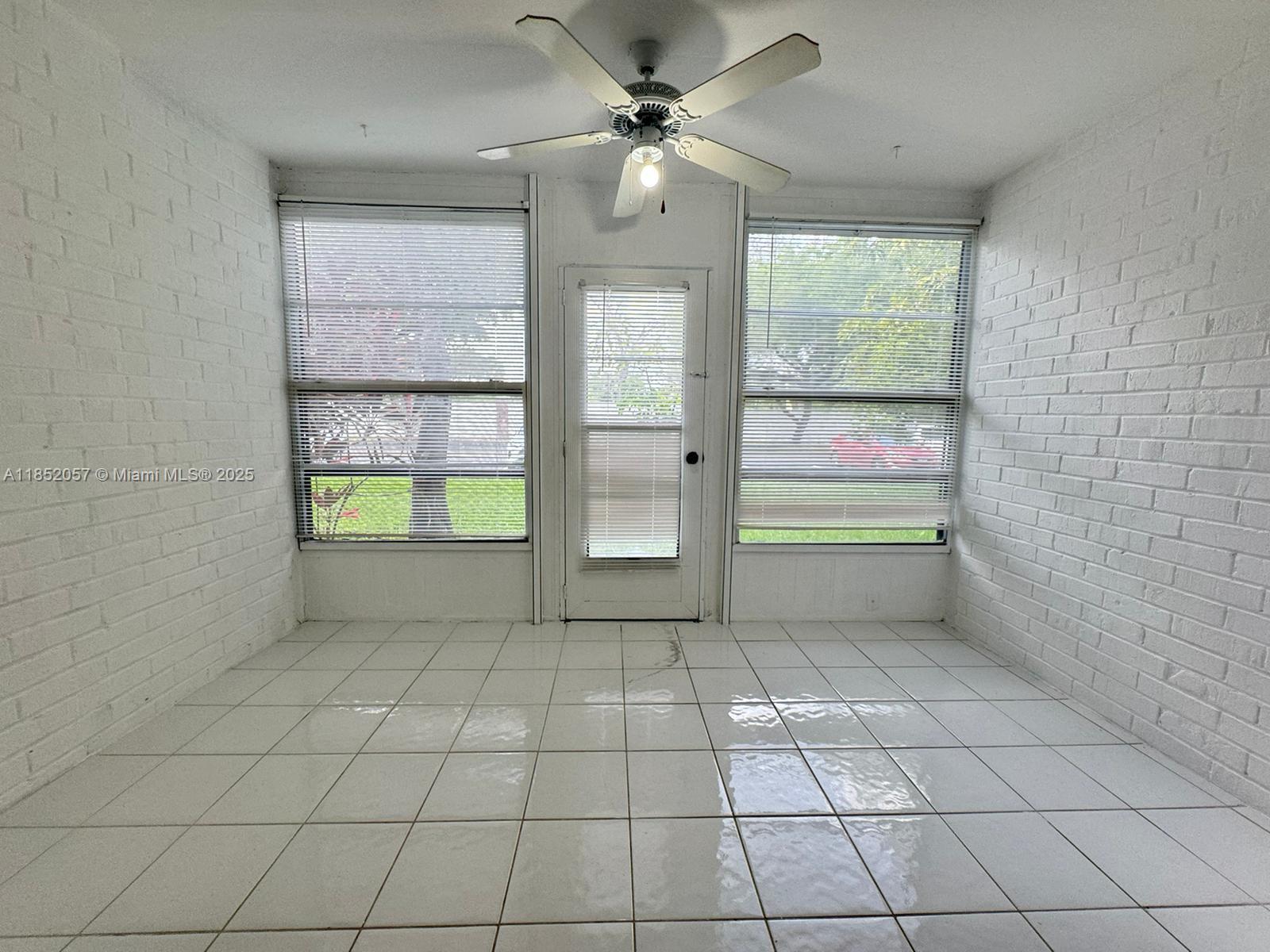 3660 Inverrary Dr # 1R