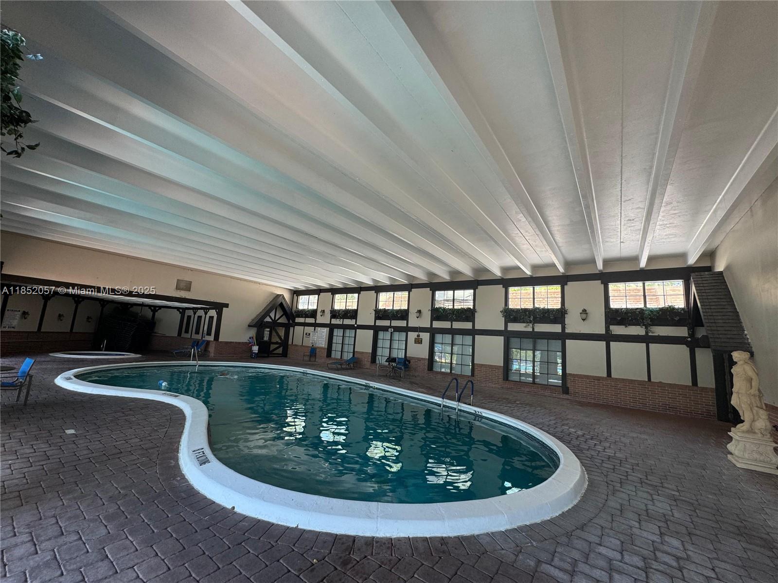 3660 Inverrary Dr # 1R