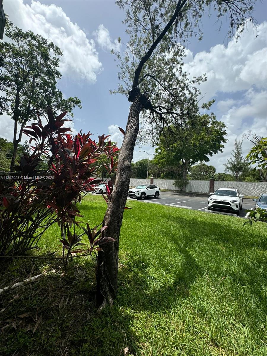 3660 Inverrary Dr # 1R