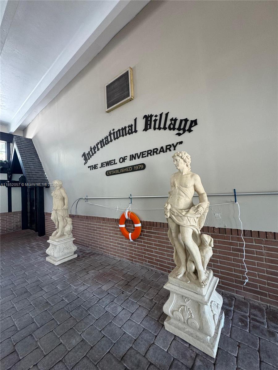 3660 Inverrary Dr # 1R