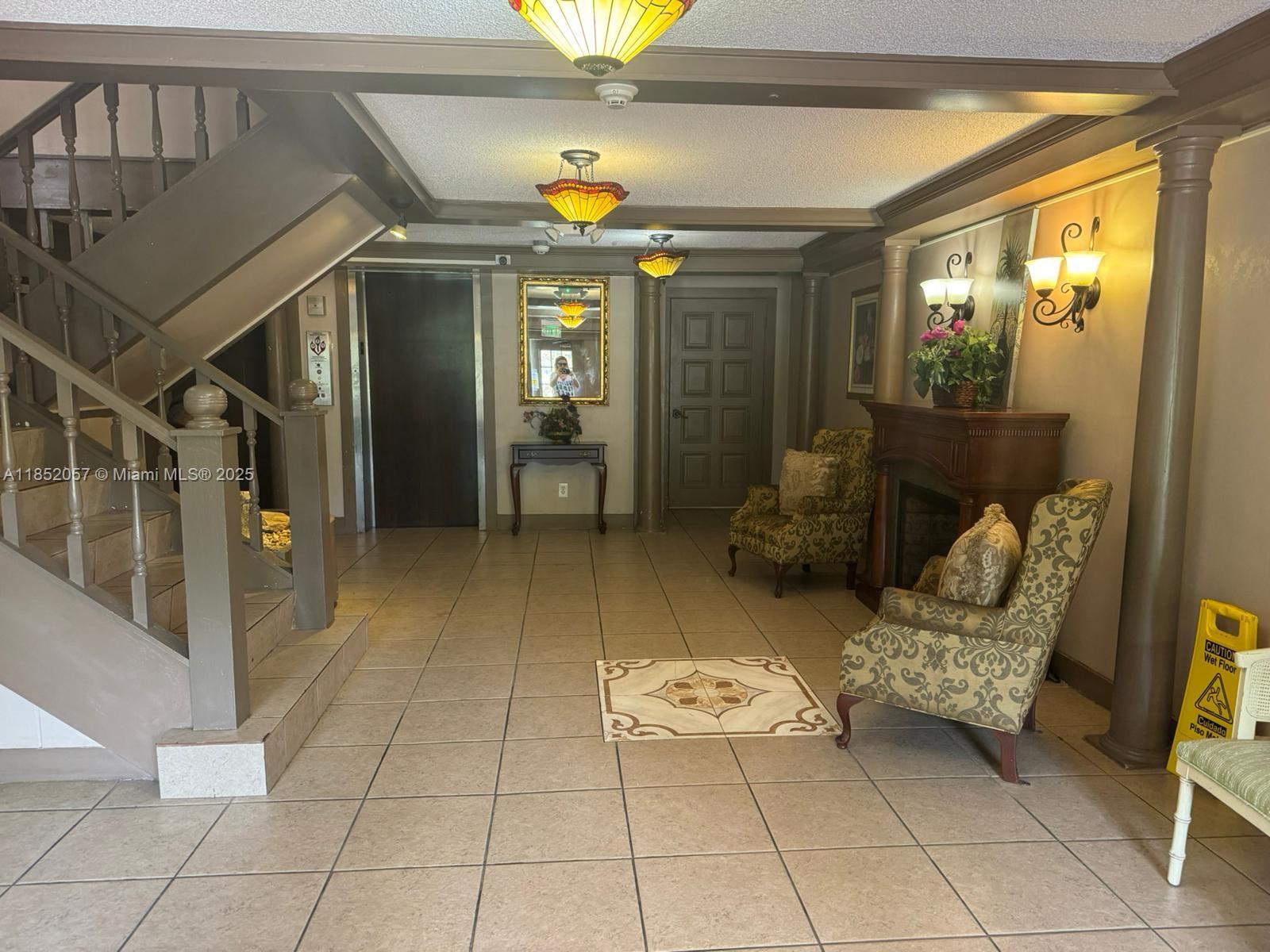 3660 Inverrary Dr # 1R