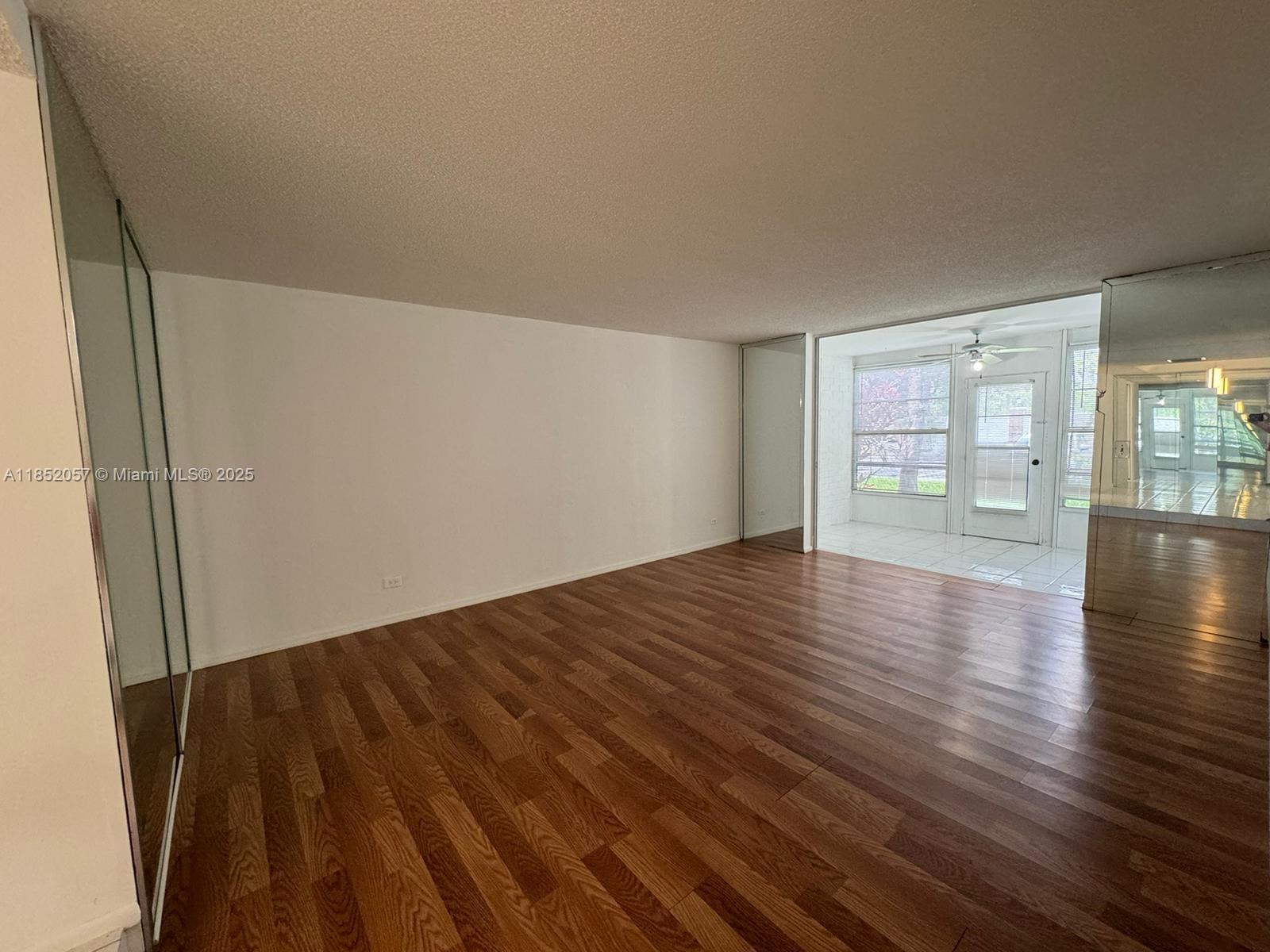 3660 Inverrary Dr # 1R