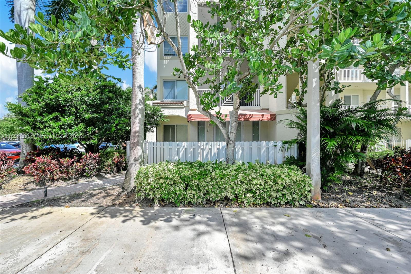 3500 Oaks Clubhouse Dr # 101