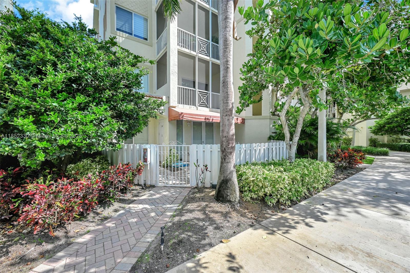 3500 Oaks Clubhouse Dr # 101