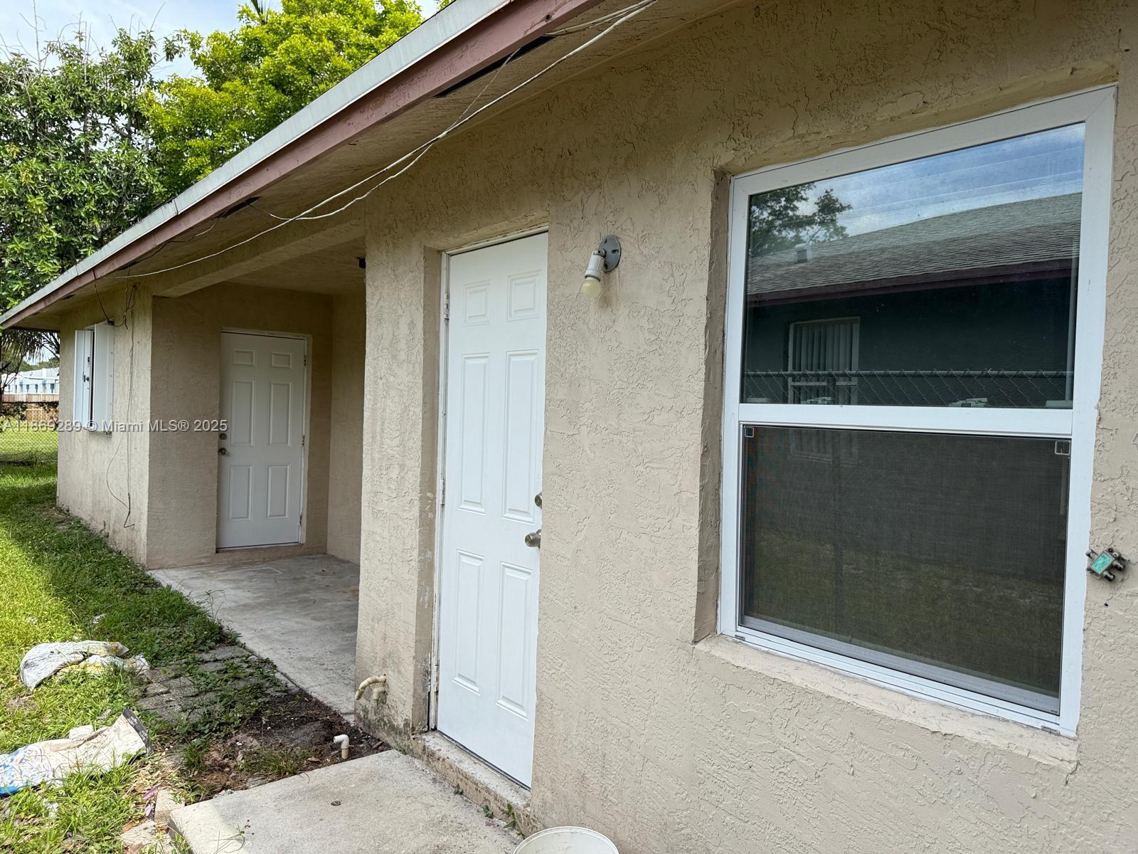 1592 NW 7th Ter