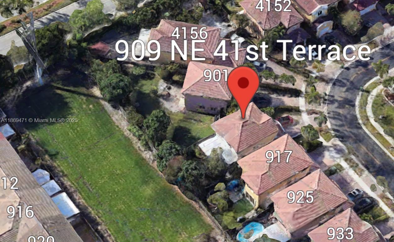 909 NE 41st Ter