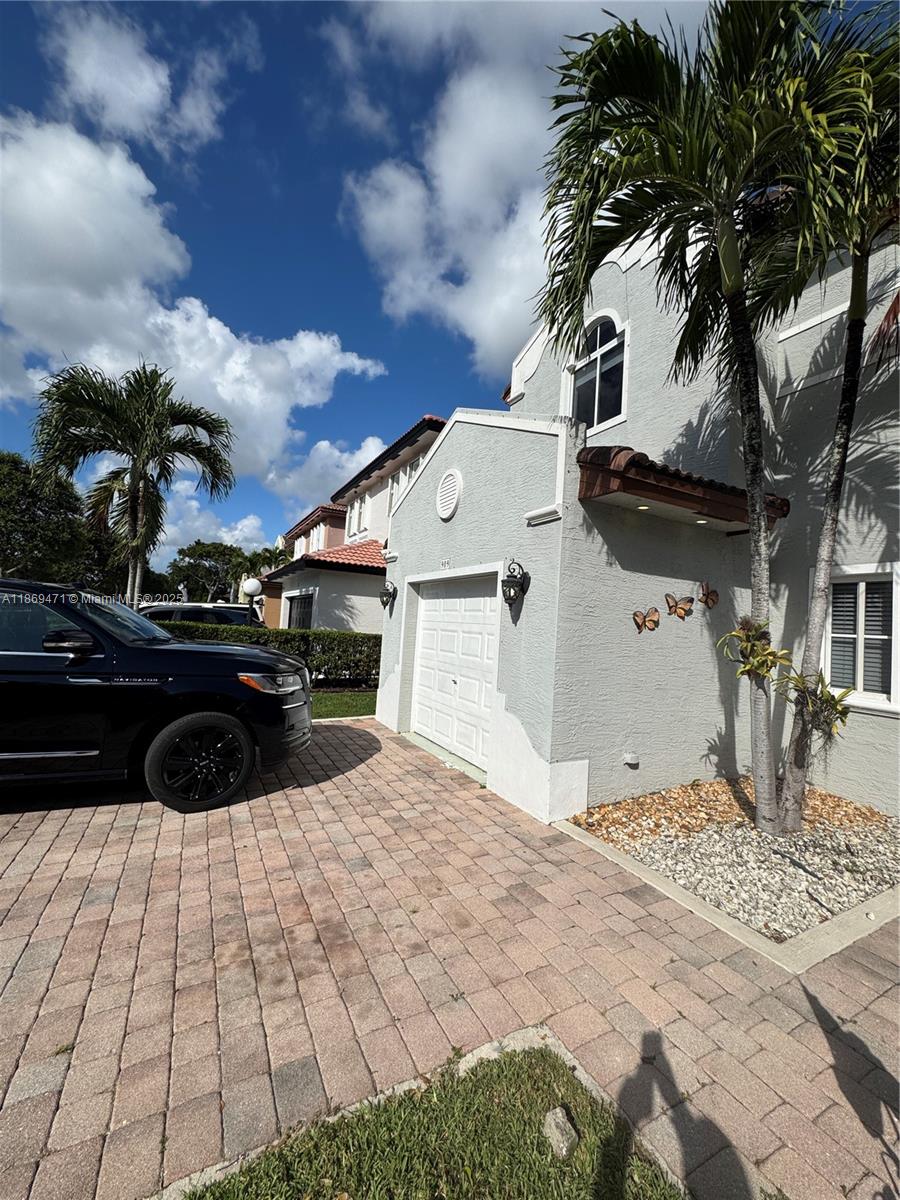 909 NE 41st Ter