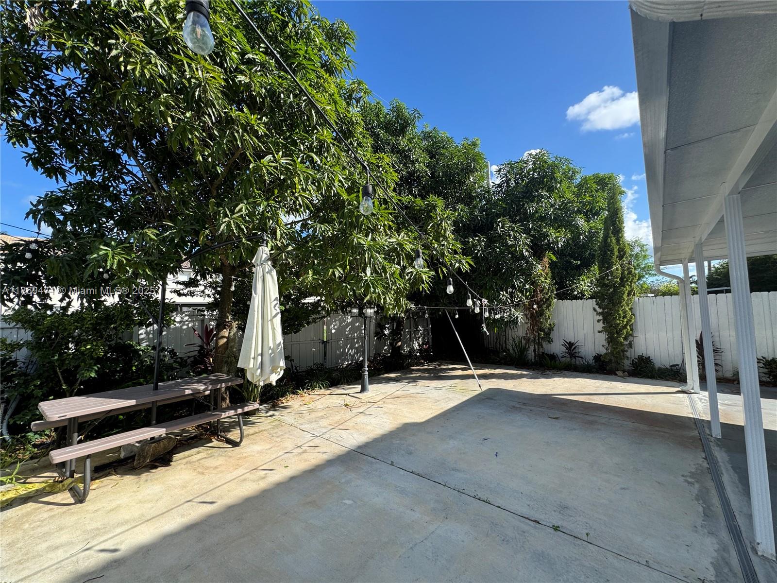 909 NE 41st Ter