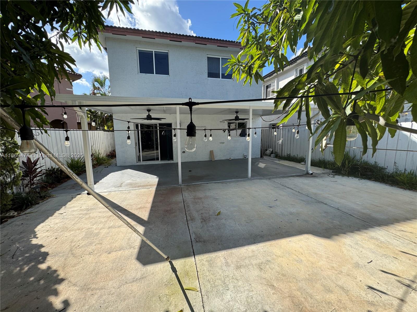 909 NE 41st Ter