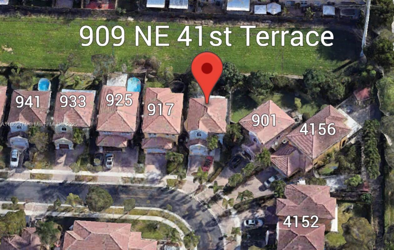 909 NE 41st Ter