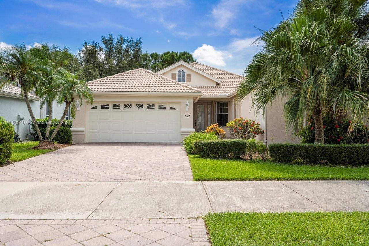 669 SW Lake Charles Cir, Port St. Lucie