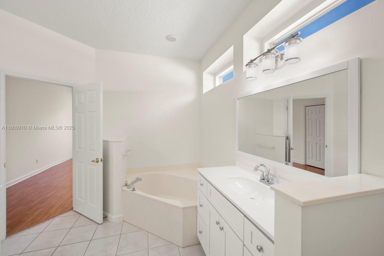 669 SW Lake Charles Cir, Port St. Lucie