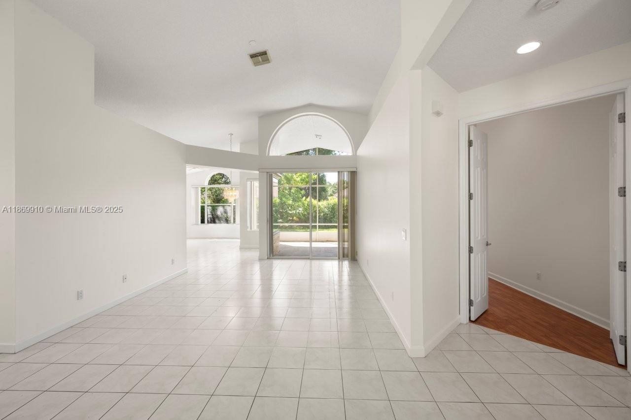 669 SW Lake Charles Cir, Port St. Lucie