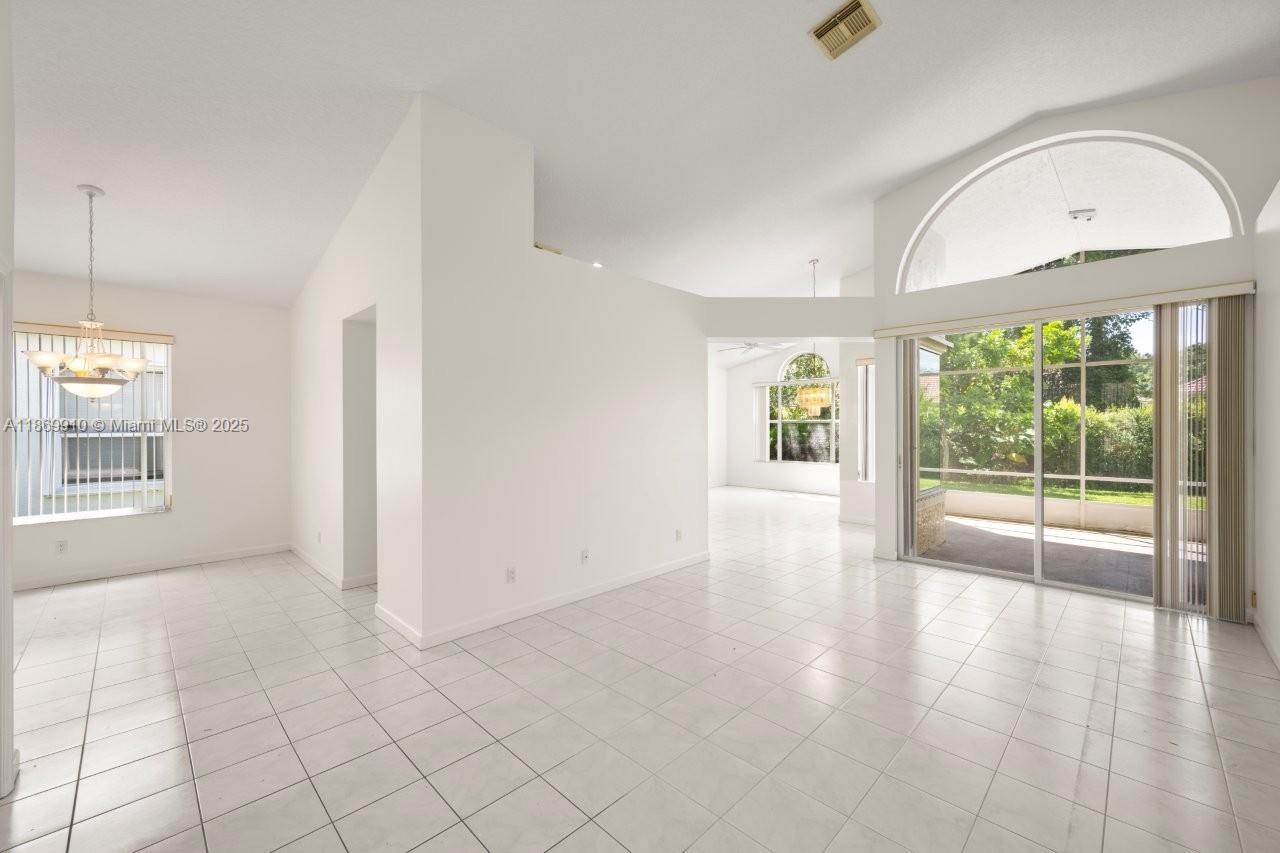 669 SW Lake Charles Cir, Port St. Lucie