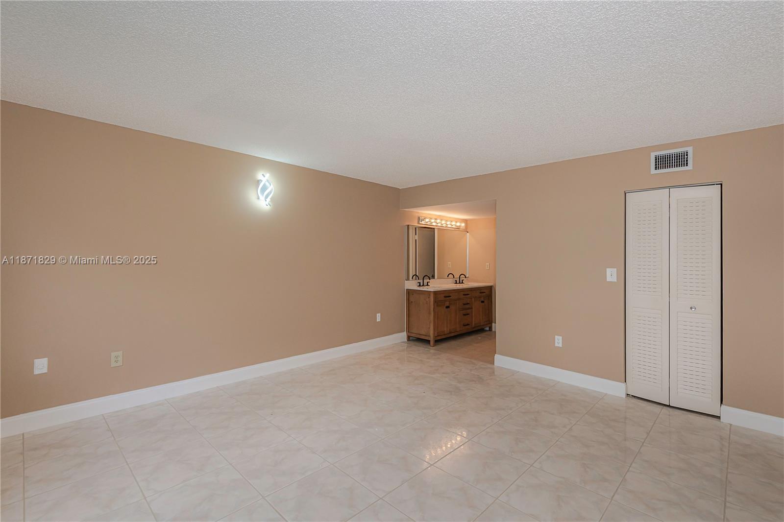 901 Colony Point Cir # 102