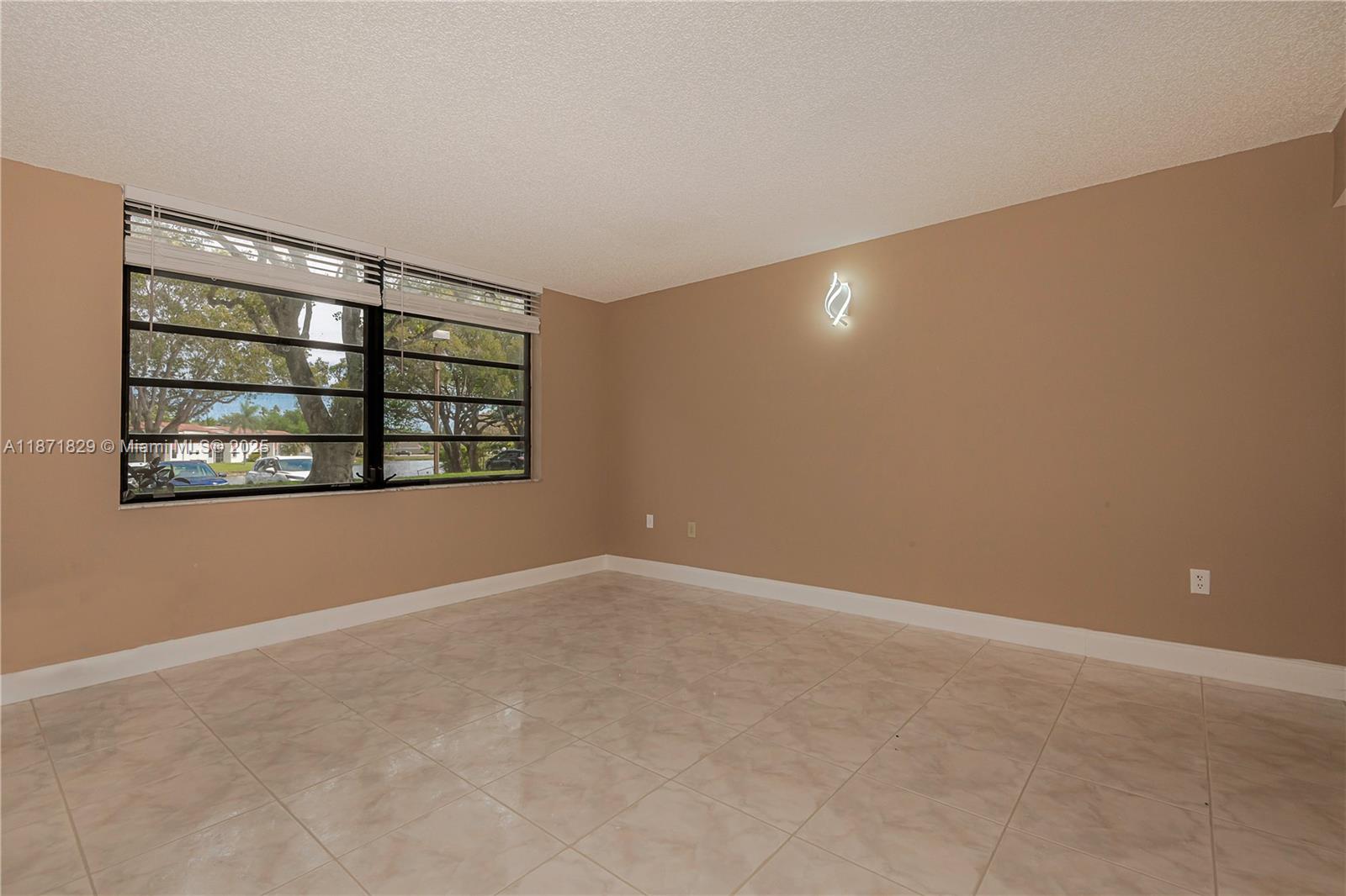 901 Colony Point Cir # 102