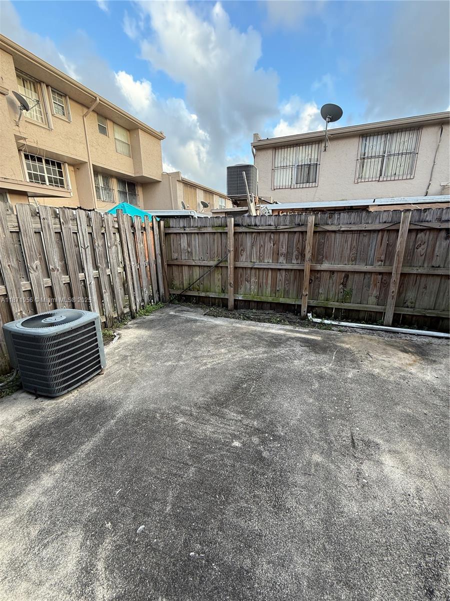 1062 W 42nd Pl Unit: Studio