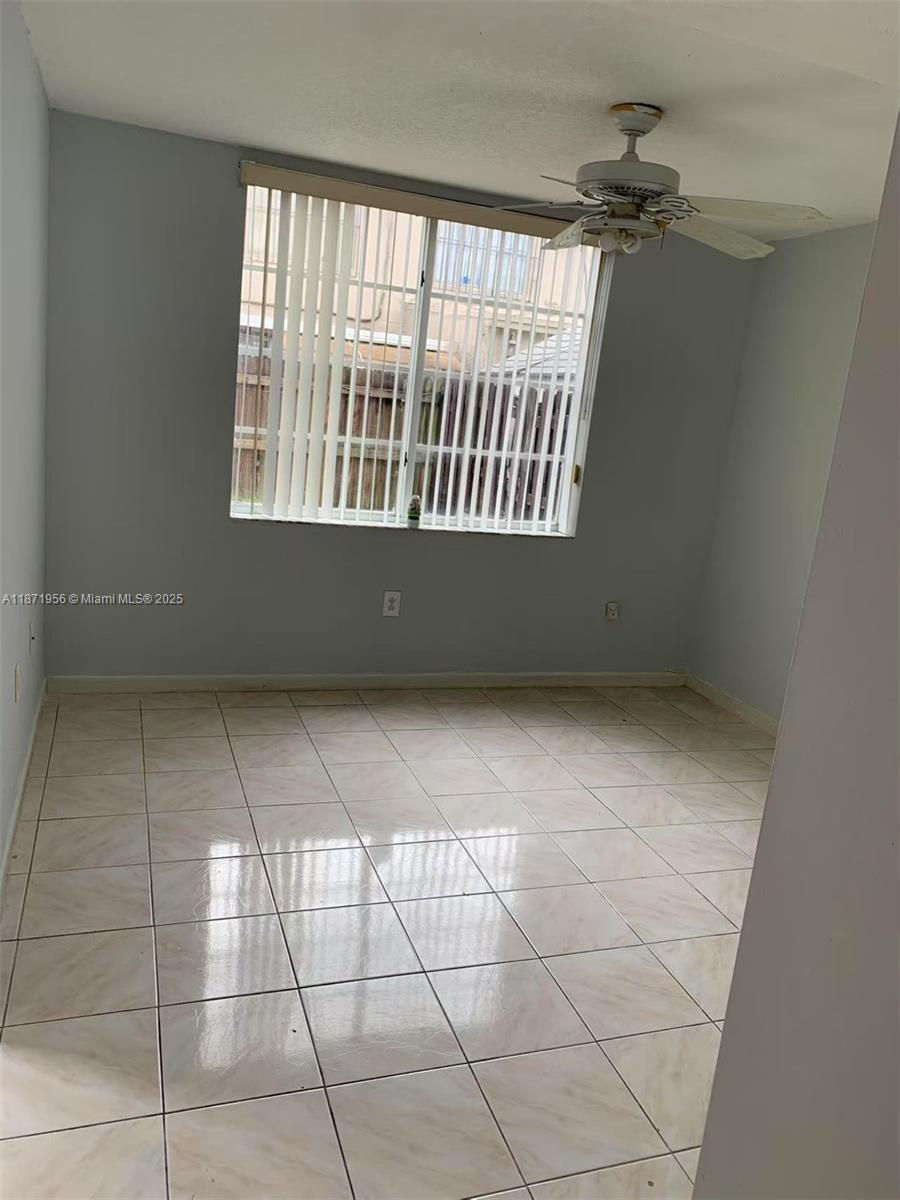 1062 W 42nd Pl Unit: Studio