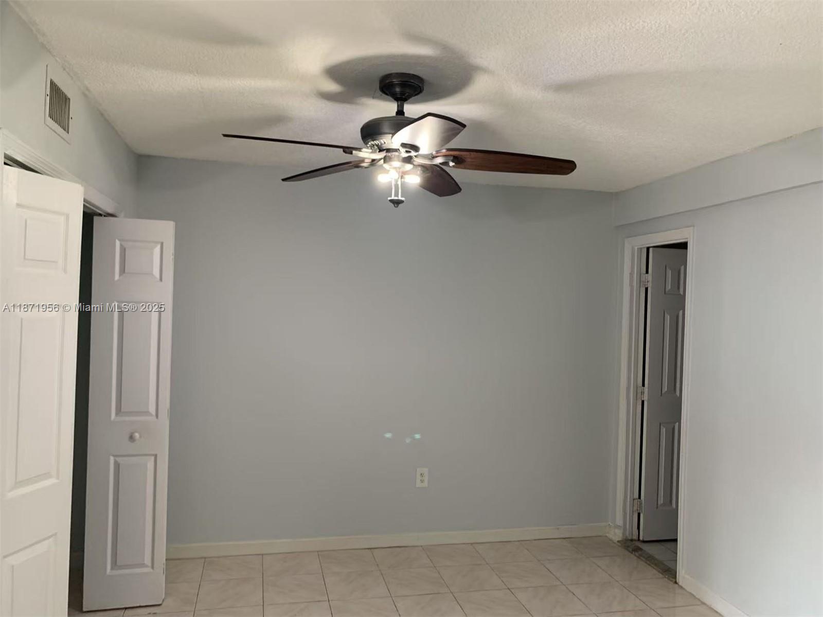 1062 W 42nd Pl Unit: Studio