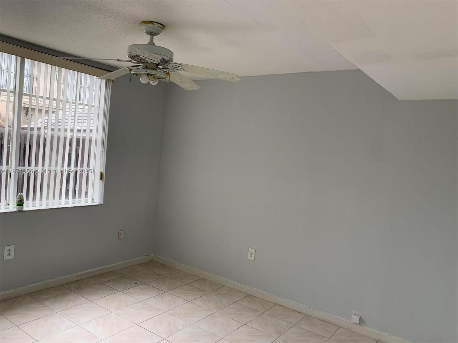 1062 W 42nd Pl Unit: Studio