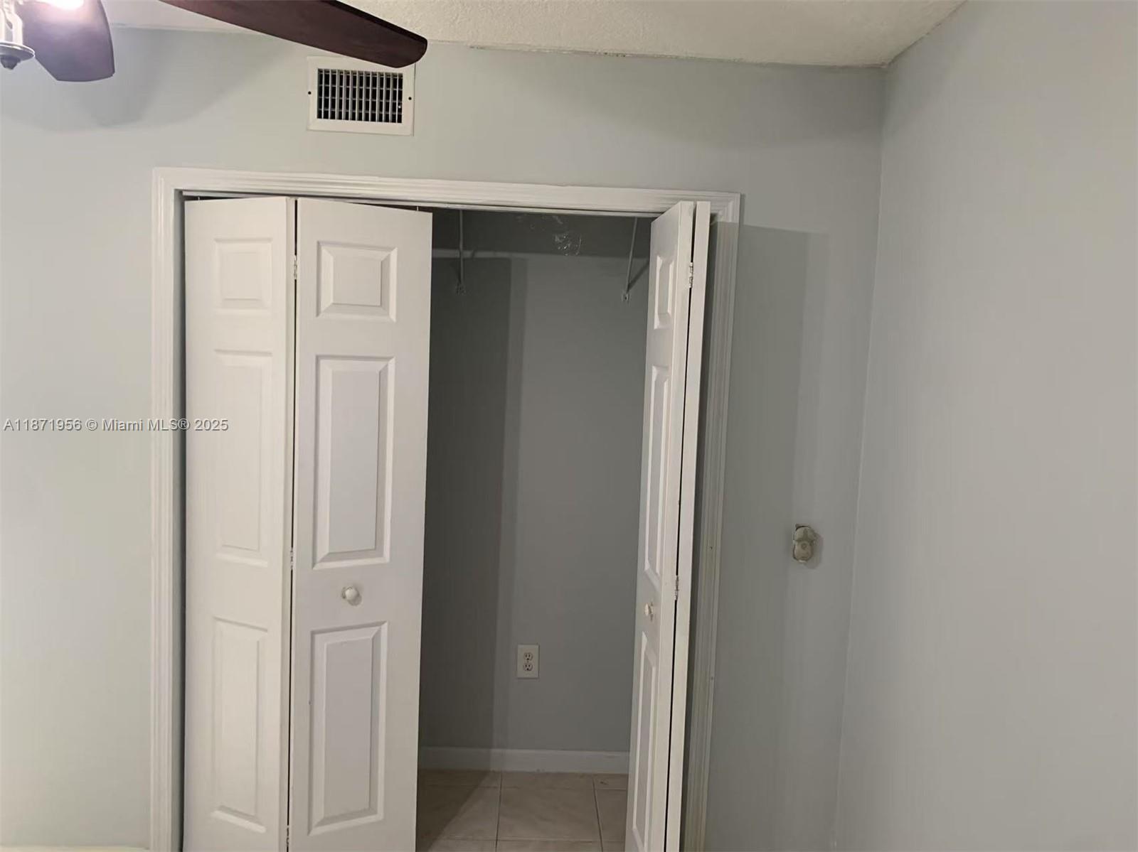 1062 W 42nd Pl Unit: Studio