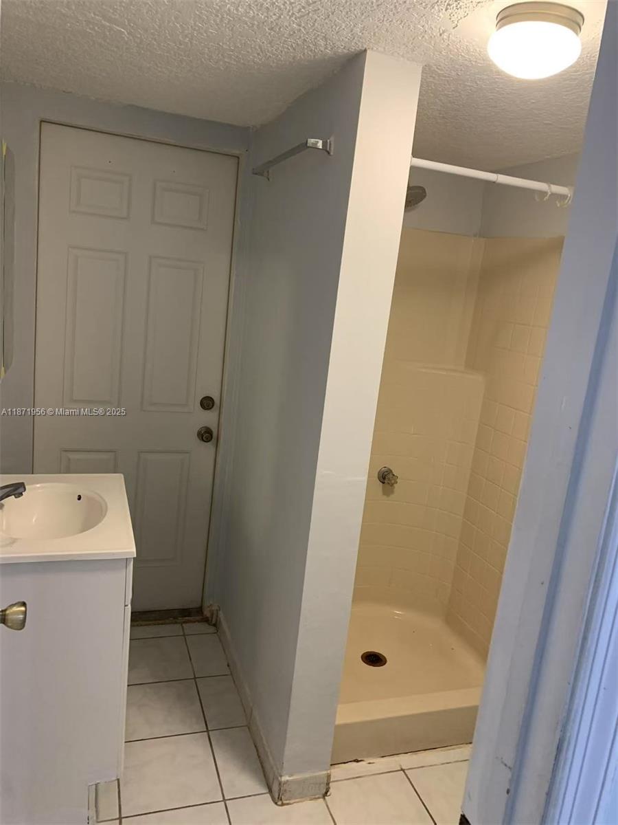 1062 W 42nd Pl Unit: Studio