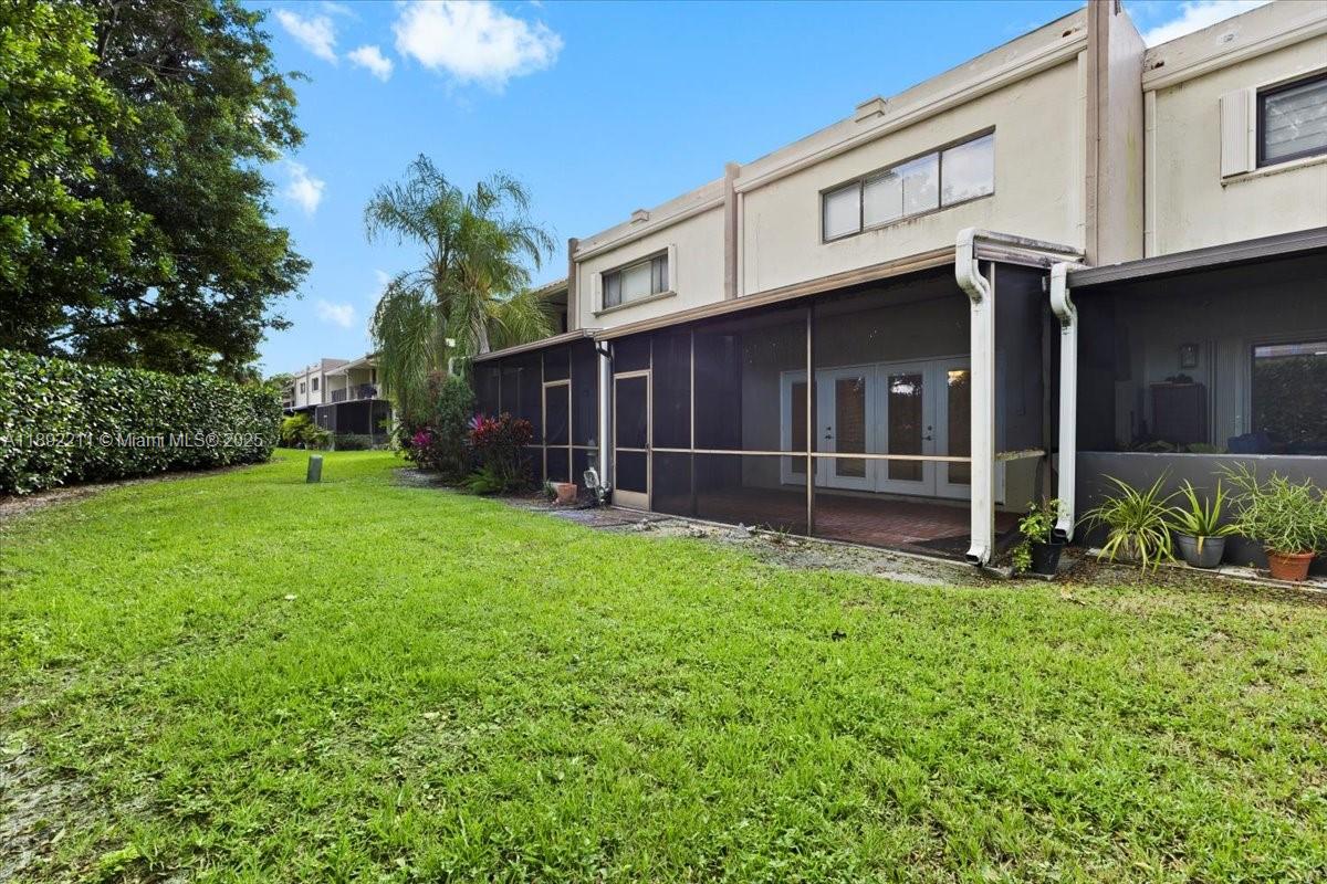 281 Jacaranda Dr # 13
