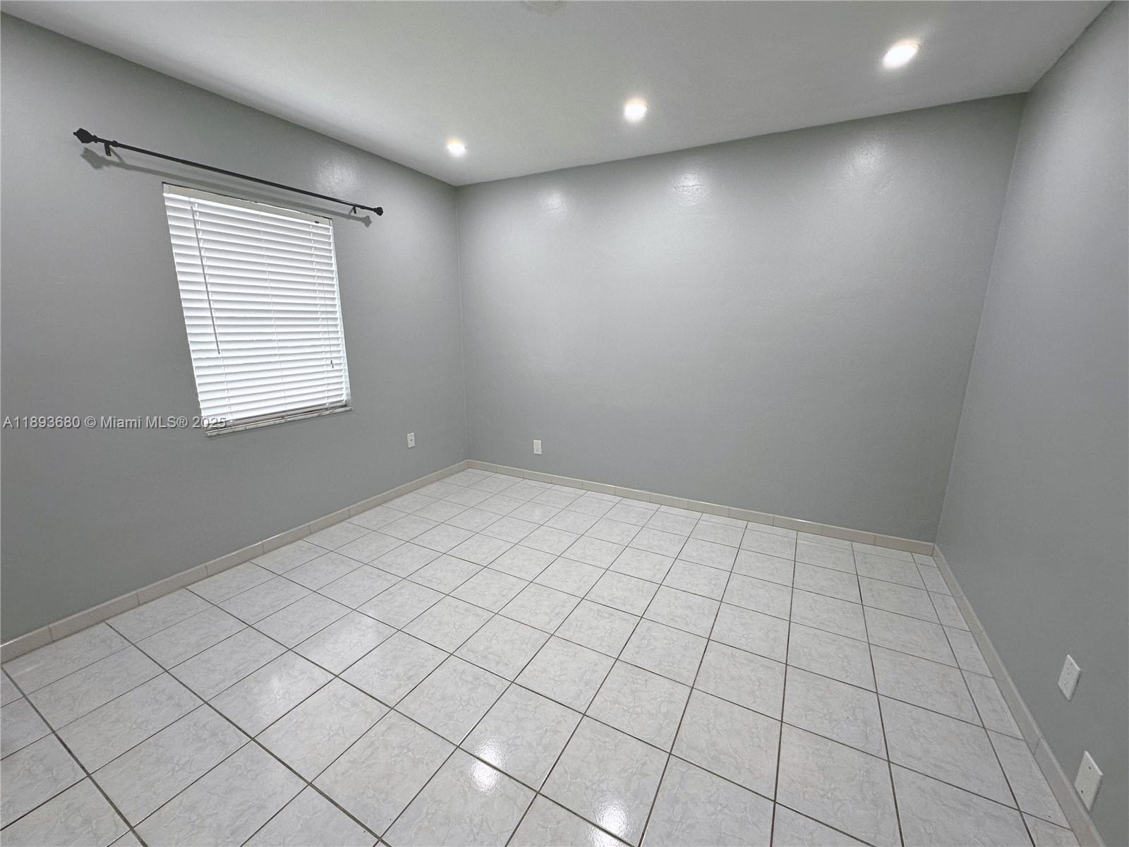 590 SW 36th Ave