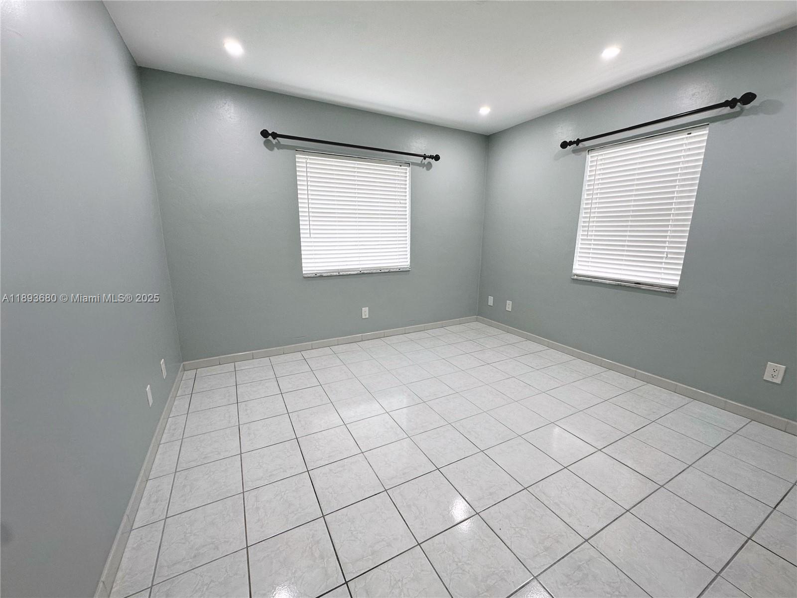 590 SW 36th Ave
